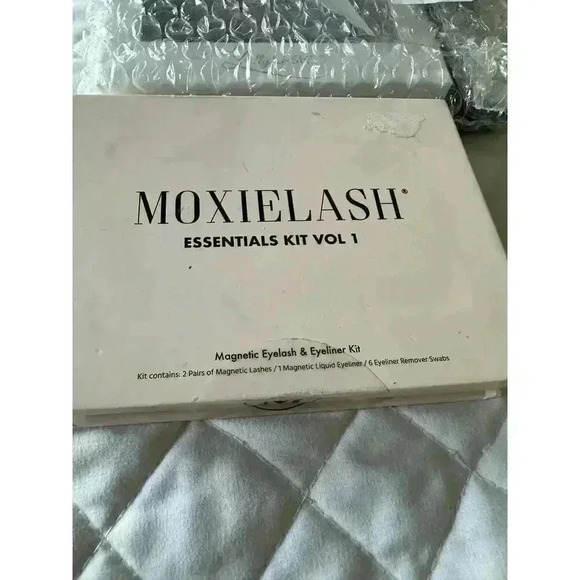 MOXIELASH Essentials Kit Magnetic Eyelash & Eyeliner - Picture 2 of 4